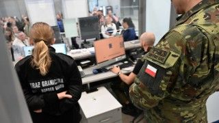 Funkcjonariusze Straży Granicznej podczas kontroli paszportów