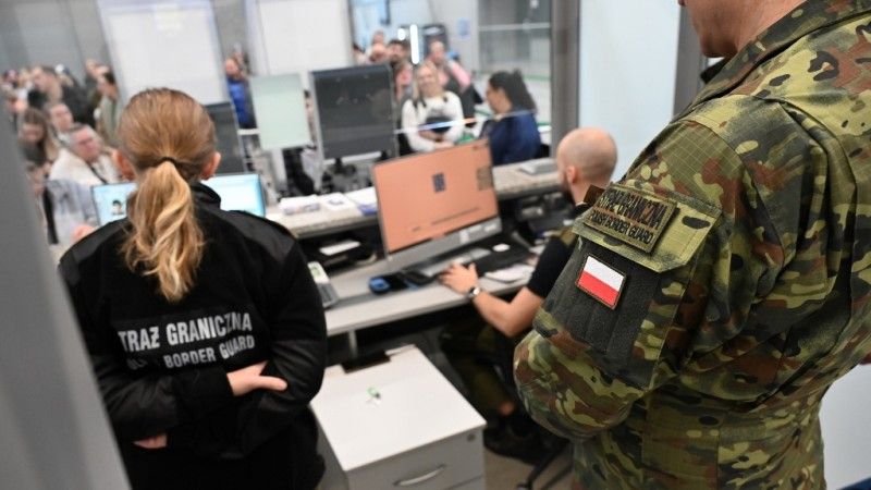 Funkcjonariusze Straży Granicznej podczas kontroli paszportów