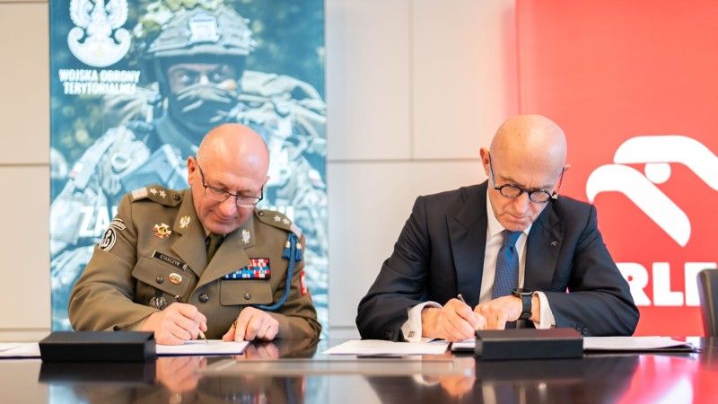 gen. dyw. dr Krzysztof Stańczyk, Dowódca WOT i prezes Orlenu Ireneusz Fąfara podpisują umowę przy stole