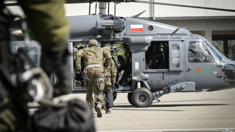 Podkarpaccy kontrterroryści wbiegają do policyjnego śmigłowca S-70i Black Hawk