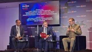 Fireside chat podczas Defence24Days. Od lewej: Jean Charles Ellermann-Kingombe (NATO), dr Aleksander Olech (Defence24), gen. dyw. Karol Molenda (DKWOC)