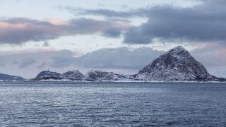 Wyspa Godoya nad Morzem Norweskim.