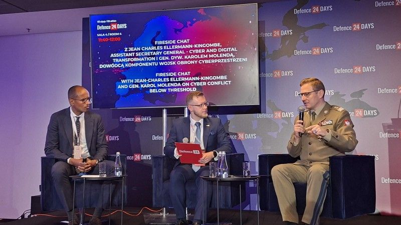 Fireside chat podczas Defence24Days. Od lewej: Jean Charles Ellermann-Kingombe (NATO), dr Aleksander Olech (Defence24), gen. dyw. Karol Molenda (DKWOC)