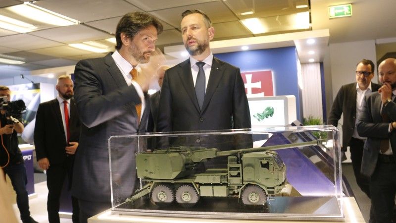 Wicepemierzy, ministrowie obrony Polski i Słowacki otworzyli pawilon słowacki na konferencji Defence24 Days