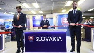 Wicepremierzy, ministrowie obrony Robert Kaliňák (Kaliniak), Władysław Kosiniak-Kamysz otwierają pawilon słowacki podczas konferencji Defence24 Days