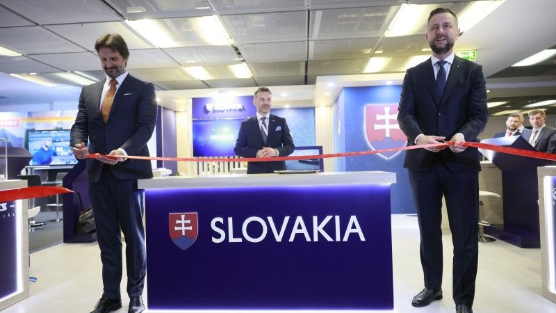 Wicepremierzy, ministrowie obrony Robert Kaliňák (Kaliniak), Władysław Kosiniak-Kamysz otwierają pawilon słowacki podczas konferencji Defence24 Days