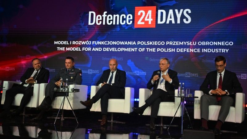 Uczestnicy panelu "Model i rozwój funkcjonowania polskiego przemysłu obronnego" na Defence24 Days.
