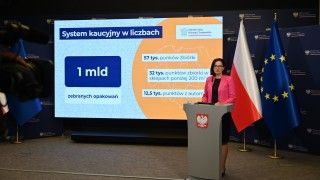 Anita Sowińska na tle prezentacji o systemie kaucyjnym
