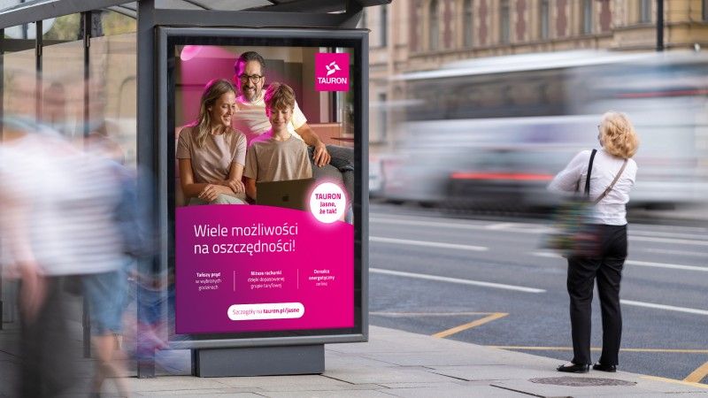 Przystanek autobusowy z reklamą Tauron z napisem: Wiele możliwości na oszczędności!