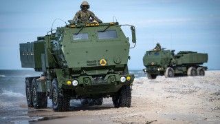 Wieloprowadnicowe wyrzutnie rakiet M142 HIMARS z 1. Brygady Rakiet na Centralnym Poligonie Sił Powietrznych w Ustce podczas ćwiczeń Baltic Shield-26.