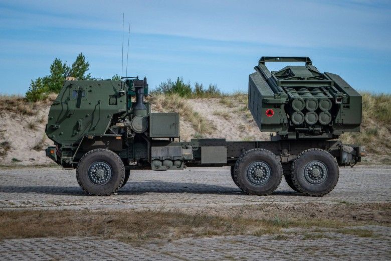 Wieloprowadnicowa wyrzutnia rakiet M142 HIMARS z 1. Brygady Rakiet na Centralnym Poligonie Sił Powietrznych w Ustce podczas ćwiczeń Baltic Shield-26.