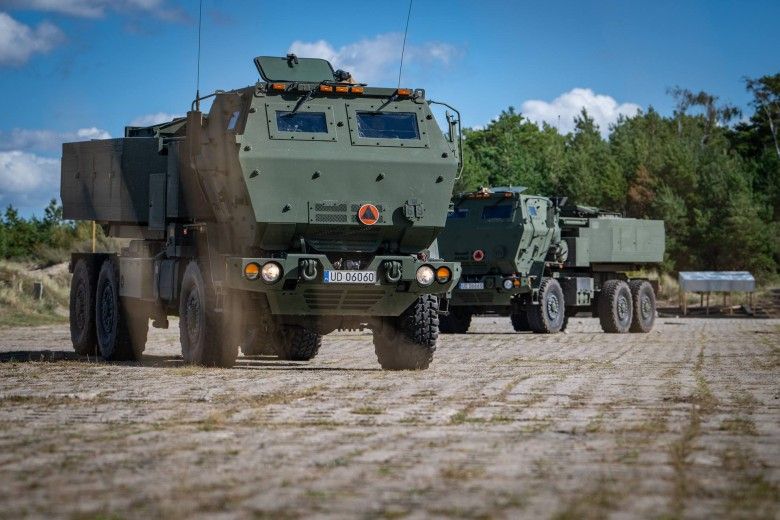 Wieloprowadnicowe wyrzutnie rakiet M142 HIMARS z 1. Brygady Rakiet na Centralnym Poligonie Sił Powietrznych w Ustce podczas ćwiczeń Baltic Shield-26.