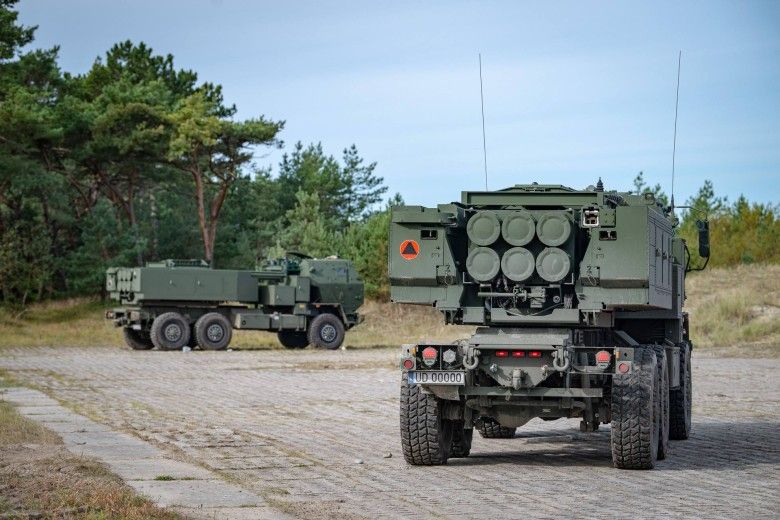 Wieloprowadnicowe wyrzutnie rakiet M142 HIMARS z 1. Brygady Rakiet na Centralnym Poligonie Sił Powietrznych w Ustce podczas ćwiczeń Baltic Shield-26.