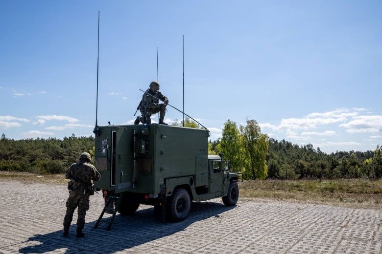 Artyleryjski wóz dowodzenia na podwoziu HMMWV z 1. Brygady Rakiet na Centralnym Poligonie Sił Powietrznych w Ustce podczas ćwiczeń Baltic Shield-26.