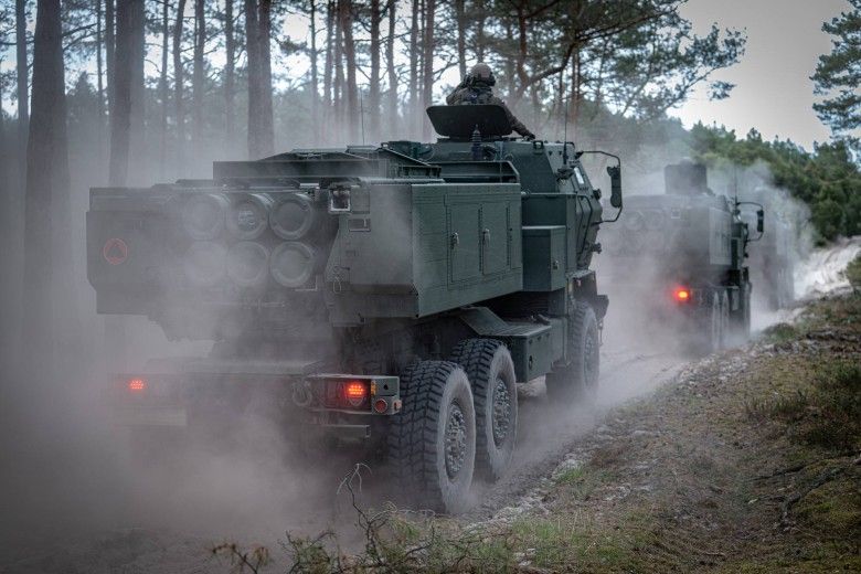 Wieloprowadnicowe wyrzutnie rakiet M142 HIMARS z 1. Brygady Rakiet na Centralnym Poligonie Sił Powietrznych w Ustce podczas ćwiczeń Baltic Shield-26.