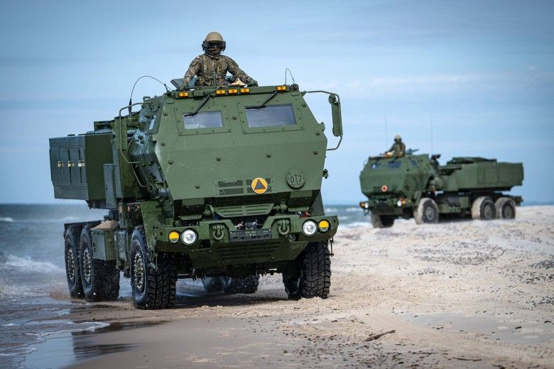 Wieloprowadnicowe wyrzutnie rakiet M142 HIMARS z 1. Brygady Rakiet na Centralnym Poligonie Sił Powietrznych w Ustce podczas ćwiczeń Baltic Shield-26.