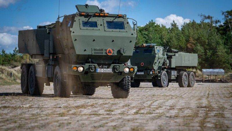 Wieloprowadnicowe wyrzutnie rakiet M142 HIMARS z 1. Brygady Rakiet na Centralnym Poligonie Sił Powietrznych w Ustce podczas ćwiczeń Baltic Shield-26.