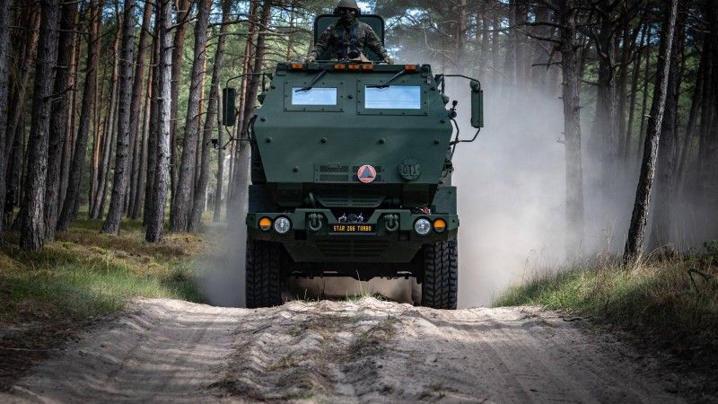 Wieloprowadnicowa wyrzutnia rakiet M142 HIMARS z 1. Brygady Rakiet na Centralnym Poligonie Sił Powietrznych w Ustce podczas ćwiczeń Baltic Shield-26.