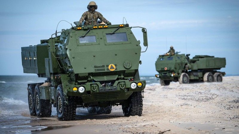 Wieloprowadnicowe wyrzutnie rakiet M142 HIMARS z 1. Brygady Rakiet na Centralnym Poligonie Sił Powietrznych w Ustce podczas ćwiczeń Baltic Shield-26.