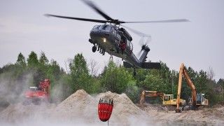 Policyjny śmigłowiec Black Hawk z powieszonym bambi bucket