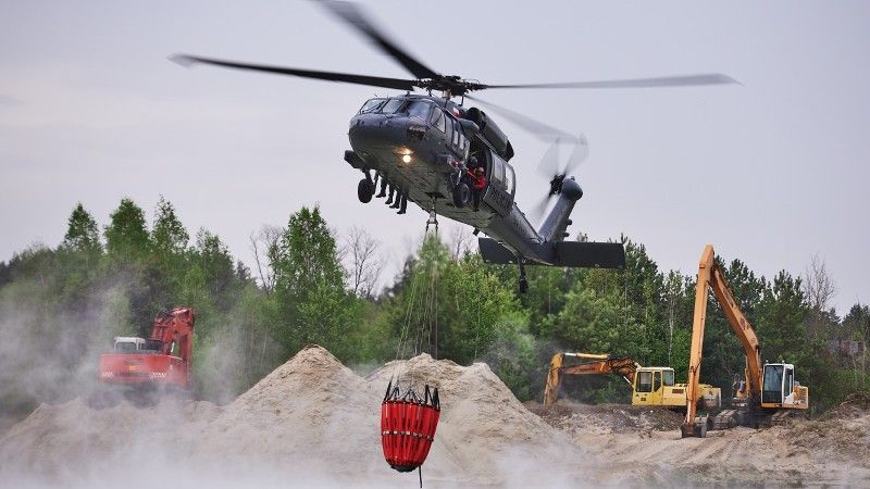 Policyjny śmigłowiec Black Hawk z powieszonym bambi bucket