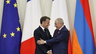 French President Emmanuel Macron with Armenian Prime Minister Nikol Pashinyan