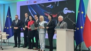 Podpisanie umowy na dofinansowanie ze środków KPO projektu „Polski Hub Elektromobilności”.