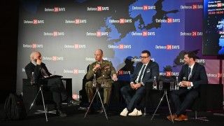Uczestnicy panelu "Przewaga informacyjna - świadomość sytuacyjna i walka radioelektroniczna"