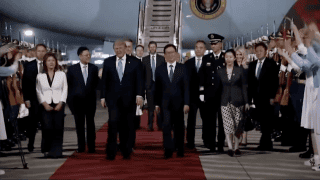 Delegacja USA wysiadająca z samolotu