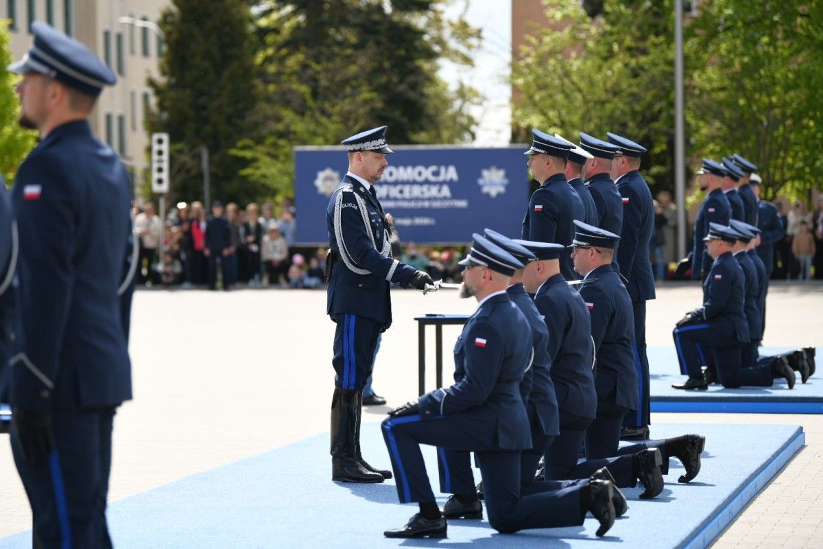 Nowi policyjni oficerowie mianowani w Szczytnie. Po raz pierwszy w ruch poszły cztery generalskie szable