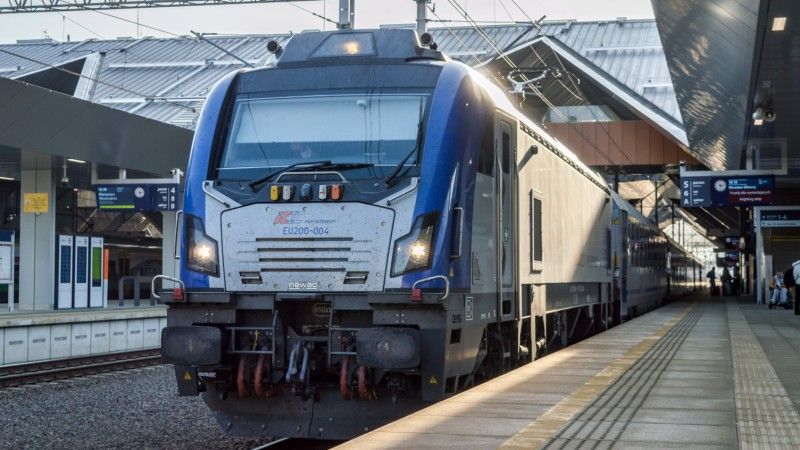 Wojna na Ukrainie pokazała, że elektryfikacja sieci kolejowej może spowodować kłopoty logistyczne. Jak do tego oraz innych wyzwań szykuje się PKP SA?