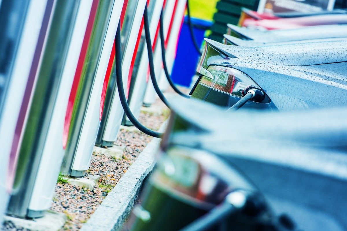 Rynek aut elektrycznych w Europie mniejszy o połowę? Czarny scenariusz dla sektora