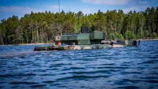 Bojowy wóz piechoty Borsuk z 15. Giżyckiej Brygady Zmechanizowanej im. Zawiszy Czarnego pokonuje przeszkodę wodną metodą pływania.