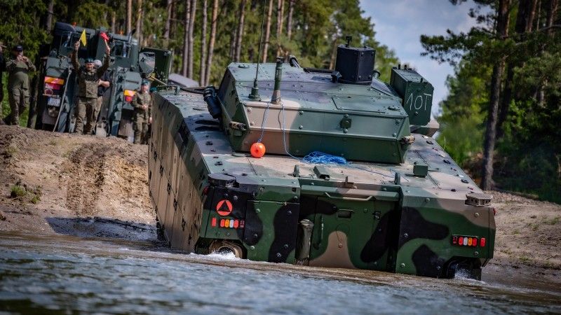 Bojowy wóz piechoty Borsuk z 15. Giżyckiej Brygady Zmechanizowanej im. Zawiszy Czarnego pokonuje przeszkodę wodną metodą pływania.