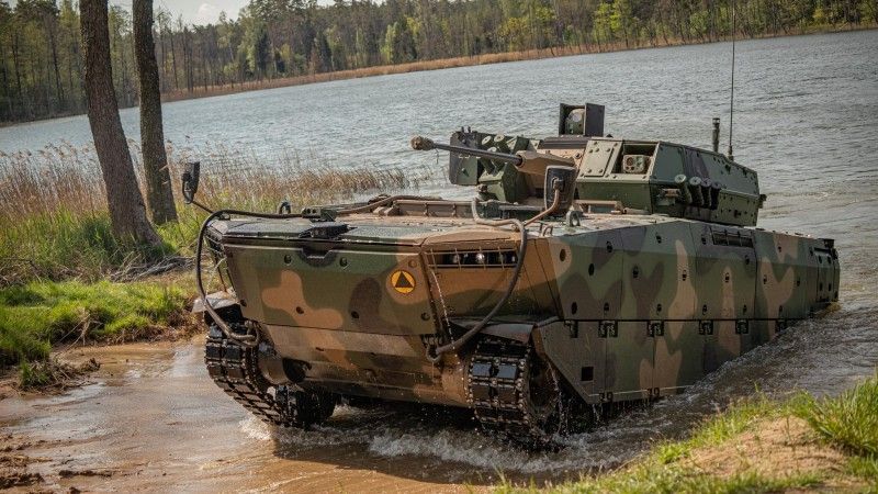 Bojowy wóz piechoty Borsuk z 15. Giżyckiej Brygady Zmechanizowanej im. Zawiszy Czarnego pokonuje przeszkodę wodną metodą pływania.