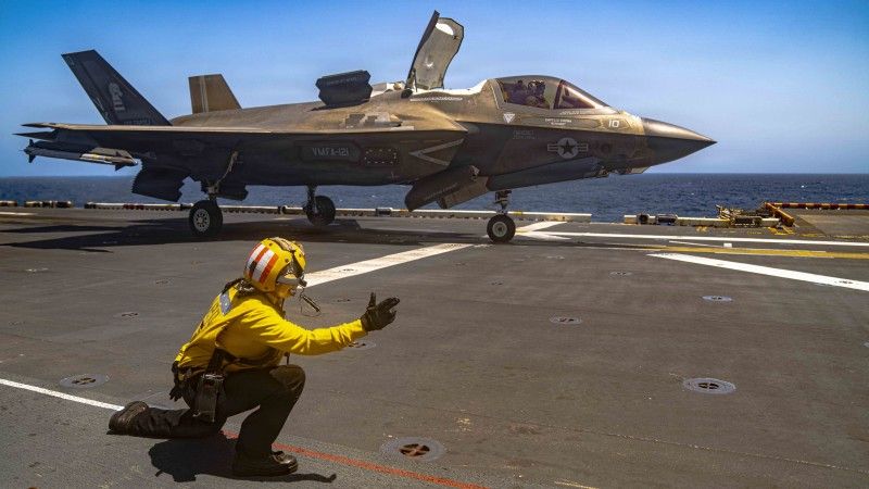 Amerykański F-35 startuje z pokładu  USS Tripoli (LHA 7).