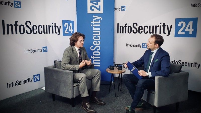 dr Michał Sopiński w trakcie rozmowy w studiu InfoSecurity24.pl