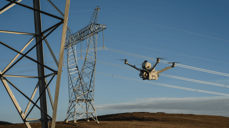 dron lecący przy liniach energetycznych