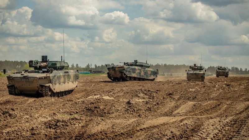 Bojowe wozy piechoty Borsuk z 15. Giżyckiej Brygady Zmechanizowanej im. Zawiszy Czarnego na ćwiczeniu Dzielny Jenot-26.