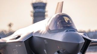 Polski pilot za sterami F-35A Husarz o numerze taktycznym 3501 w bazie lotniczej Ebbing Air National Guard Base w Arkansas w Stanach Zjednoczonych.