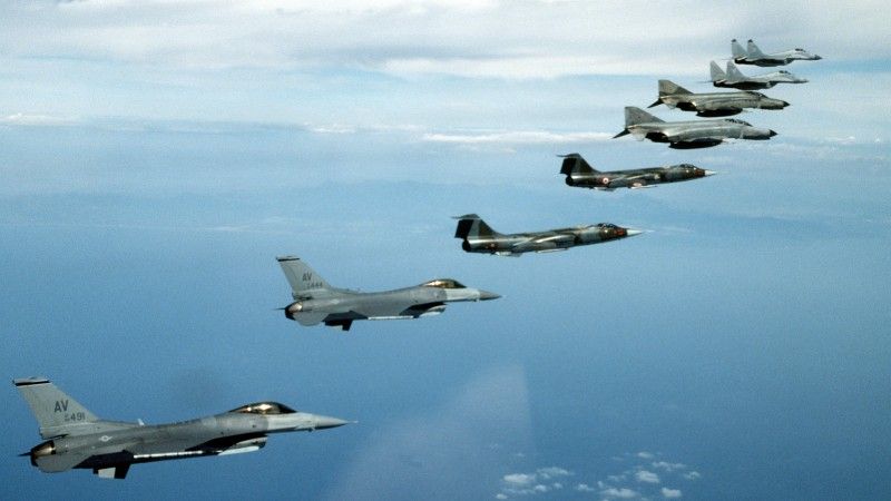 Samoloty bojowe NATO A.D. 1995: amerykańskie F-16C Fighting Falcon, włoskie F-104S Starfighter, niemieckie F-4F Phantom i MiGi-29A Fulcrum. Dziś F-35 Lightning II stanowi pośredniego lub bezpośredniego następcę wszystkich wymienionych maszyn w NATO.