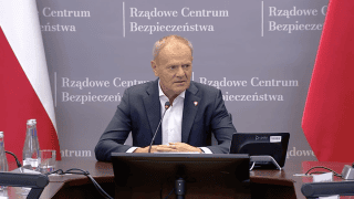 Premier Donald Tusk na tle ścianki Rządowego Centrum Bezpieczeństwa
