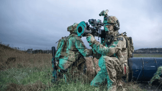 Szwedzkiej produkcji granatnik Carl Gustaf M4. Zdjęcie podglądowe.