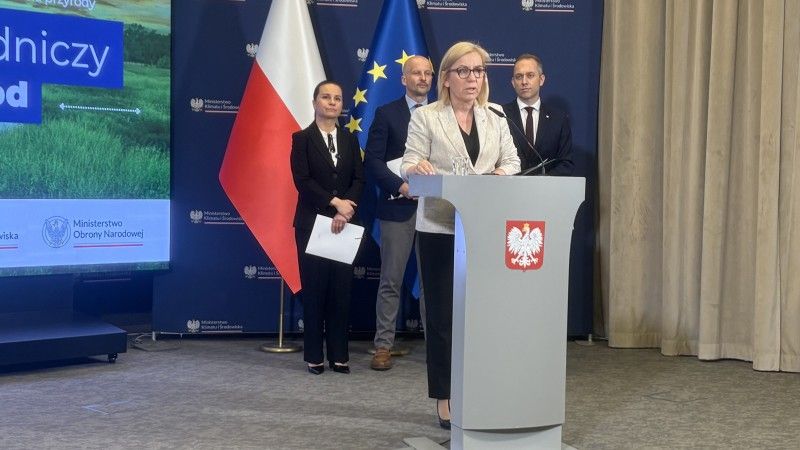Urszula Zielińska, Mikołaj Dorożała, Cezary Tomczyk stoją z tyłu, Paulina Hennig-Kloska mówi do mikrofonu zza mównicy