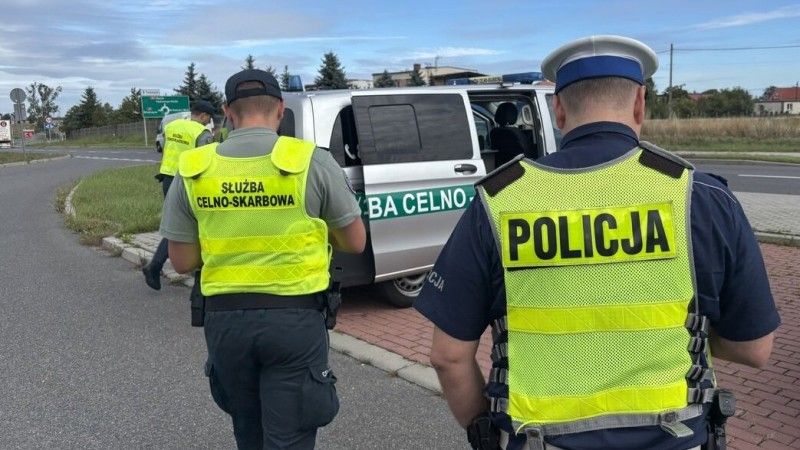 Funkcjonariusz Policji i Służby Celno-Skarbowej podczas interwencji