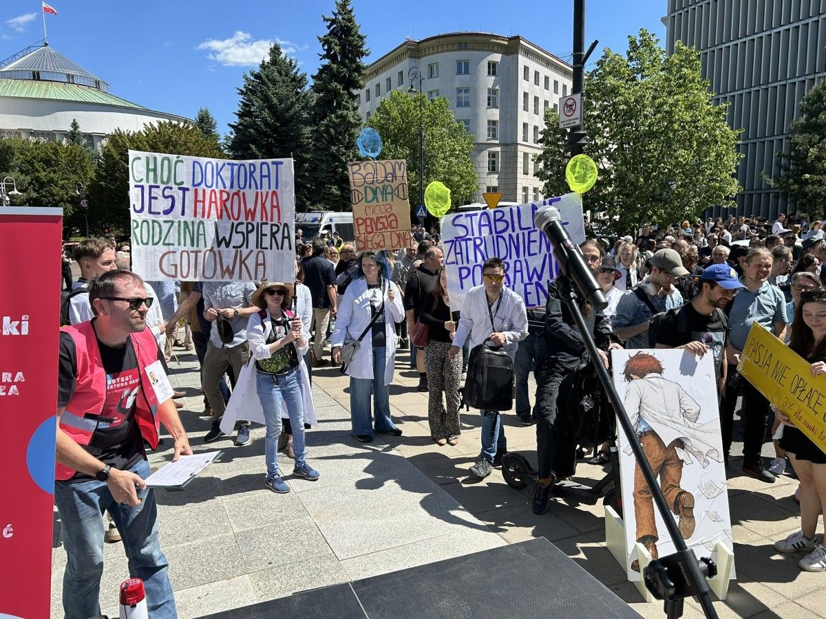Protest 3% na naukę a polski atom. Kadr potrzeba jak wody