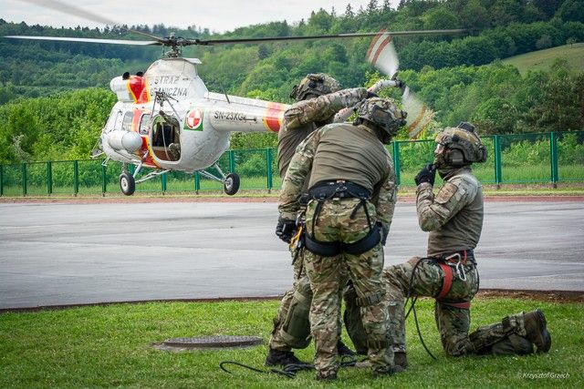 Międzynarodowa elita służb ćwiczyła operacje śmigłowcowe na Podkarpaciu [FOTO]