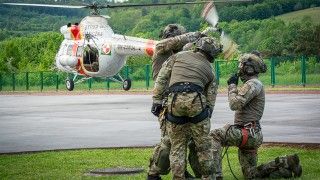 Funkcjonariusze Straży Granicznej podczas ćwiczeń z użyciem śmigłowca