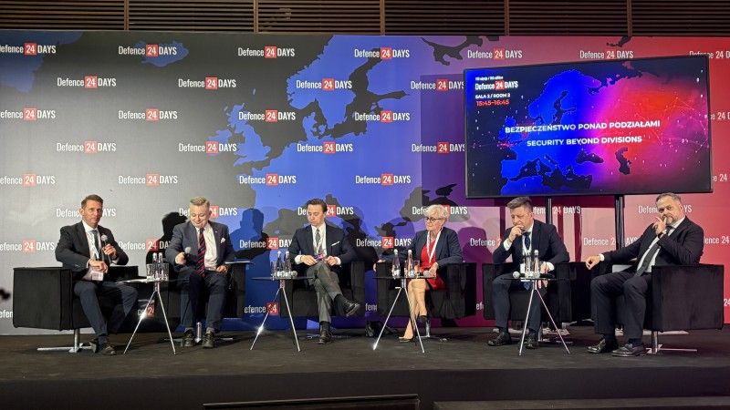 Paneliści podczas panelu na scenie