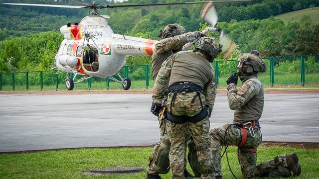 Funkcjonariusze Straży Granicznej podczas ćwiczeń z użyciem śmigłowca